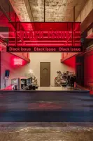 강렬한 레드 네온의 인더스트리얼 카페 BLACK ISSUE